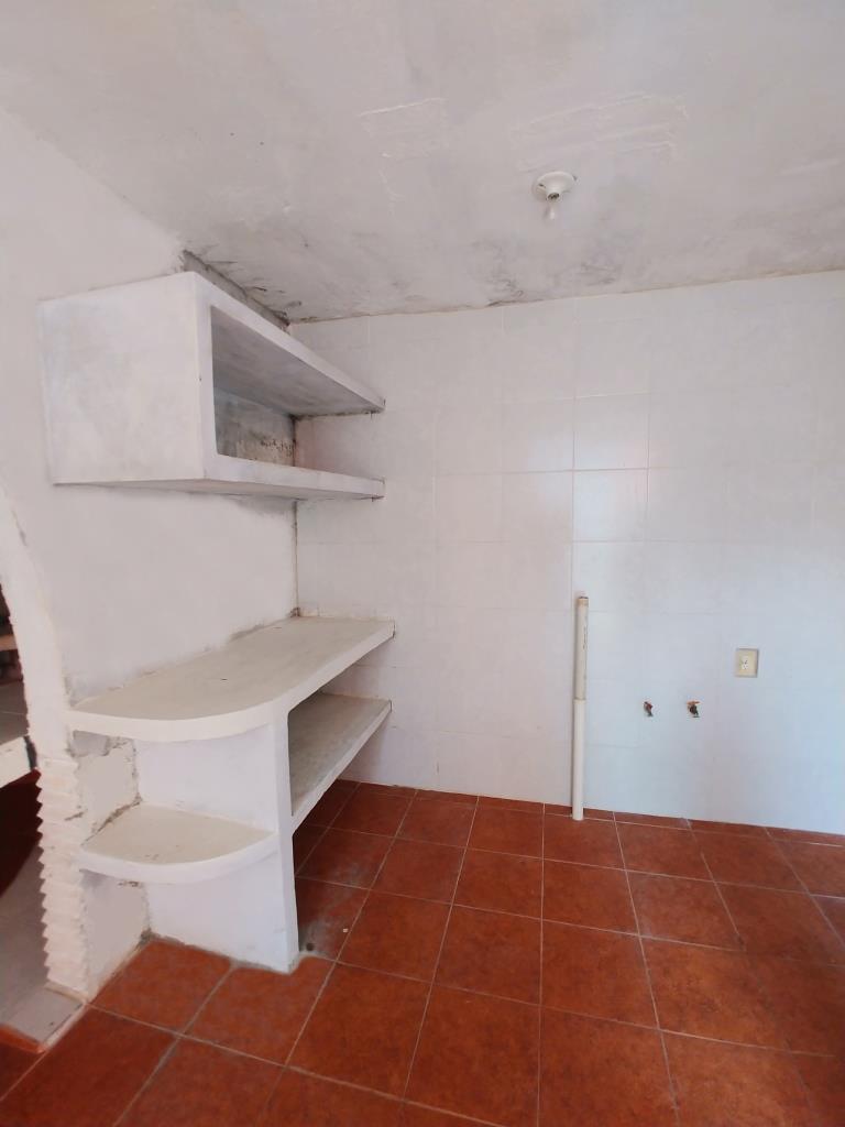 Casa Amplia con Local Comercial