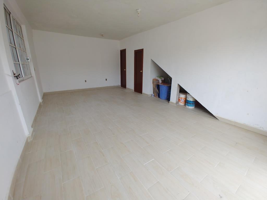 Casa Amplia con Local Comercial