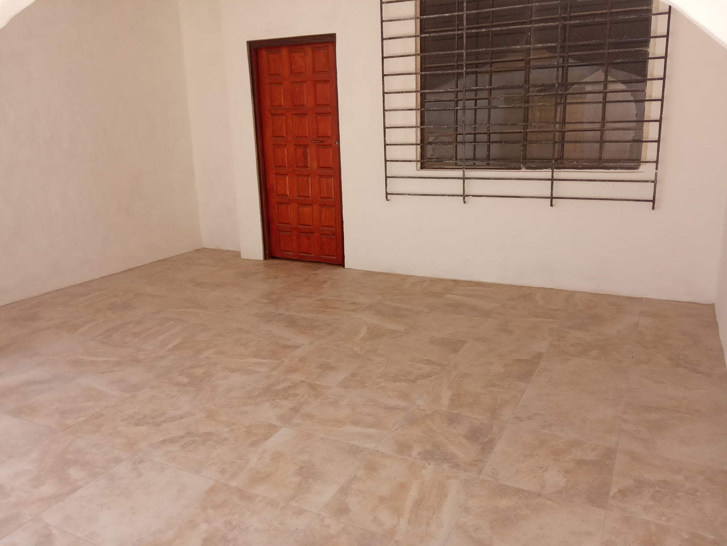 Casa Amplia con Local Comercial