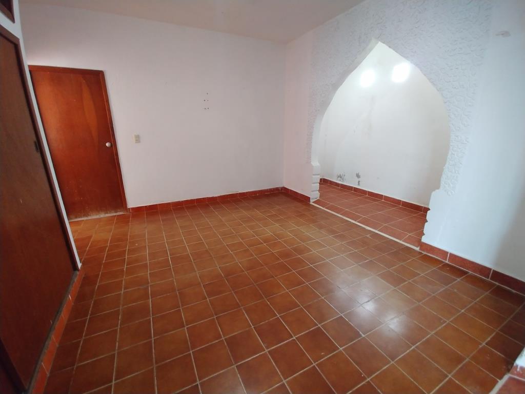 Casa Amplia con Local Comercial